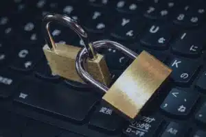 Passwort-Sicherheit und Zwei-Faktor-Authentifizierung mit digitalem Schloss-Symbol